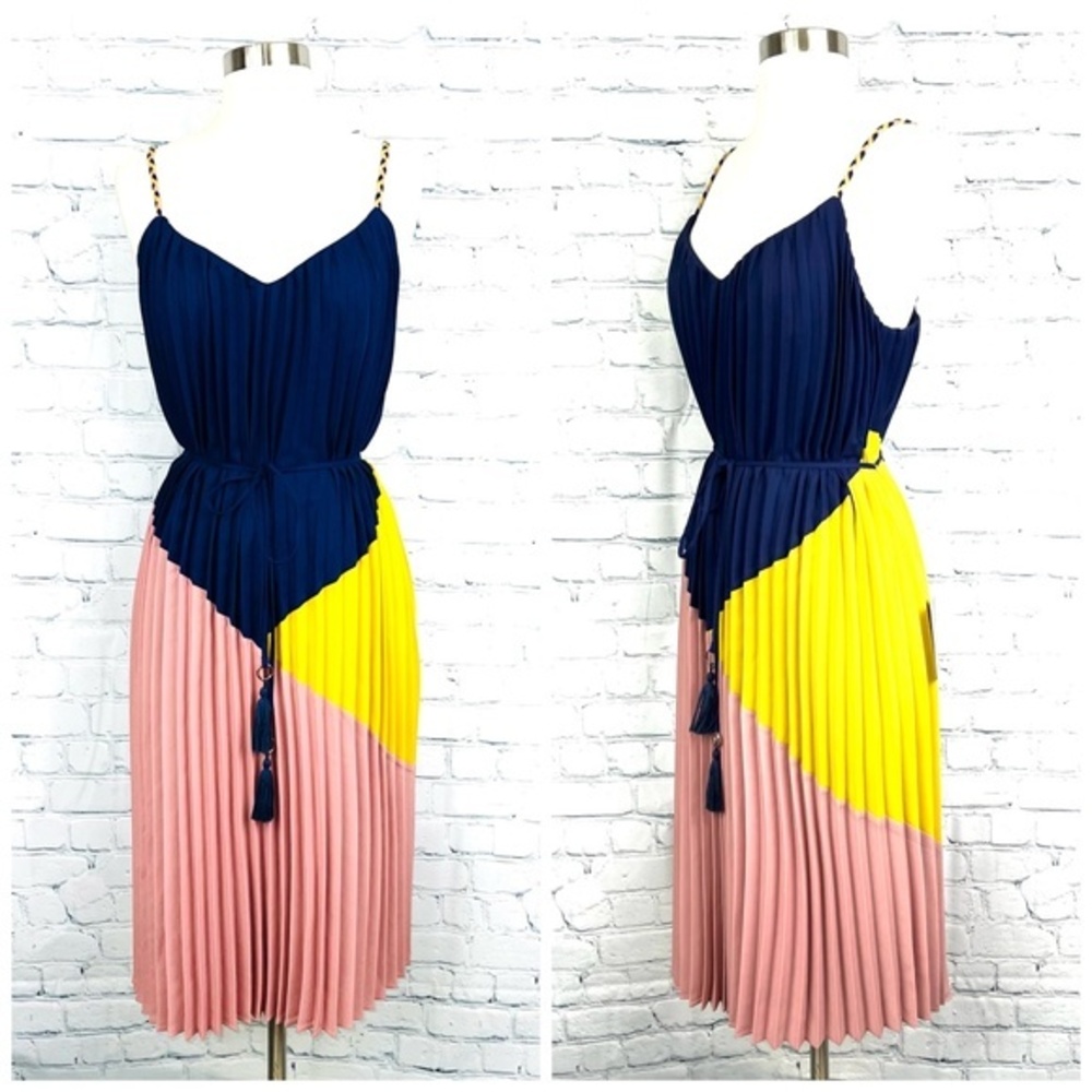 👗NWT🤩 |•ADELYN RAE•| Nordstrom Pretty Pleated V-Neck Dress